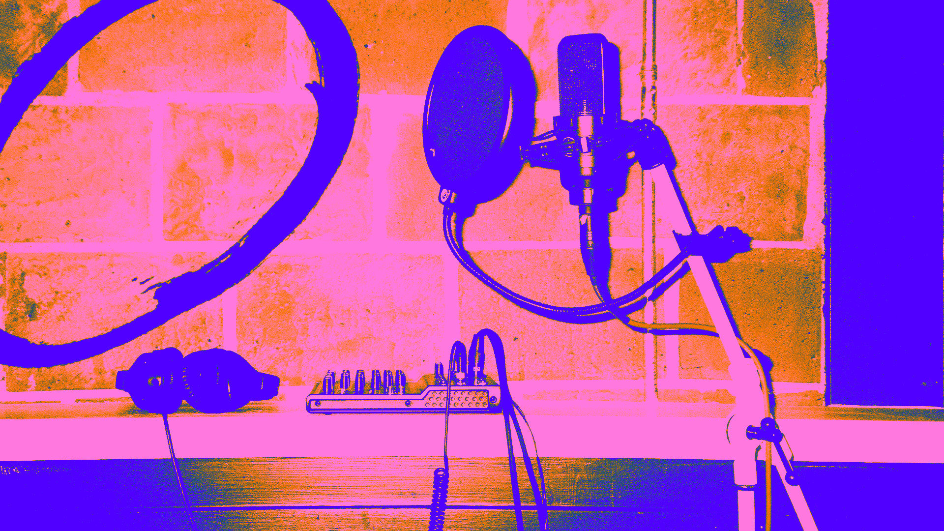 How To Pick The Right Microphone As A DJ