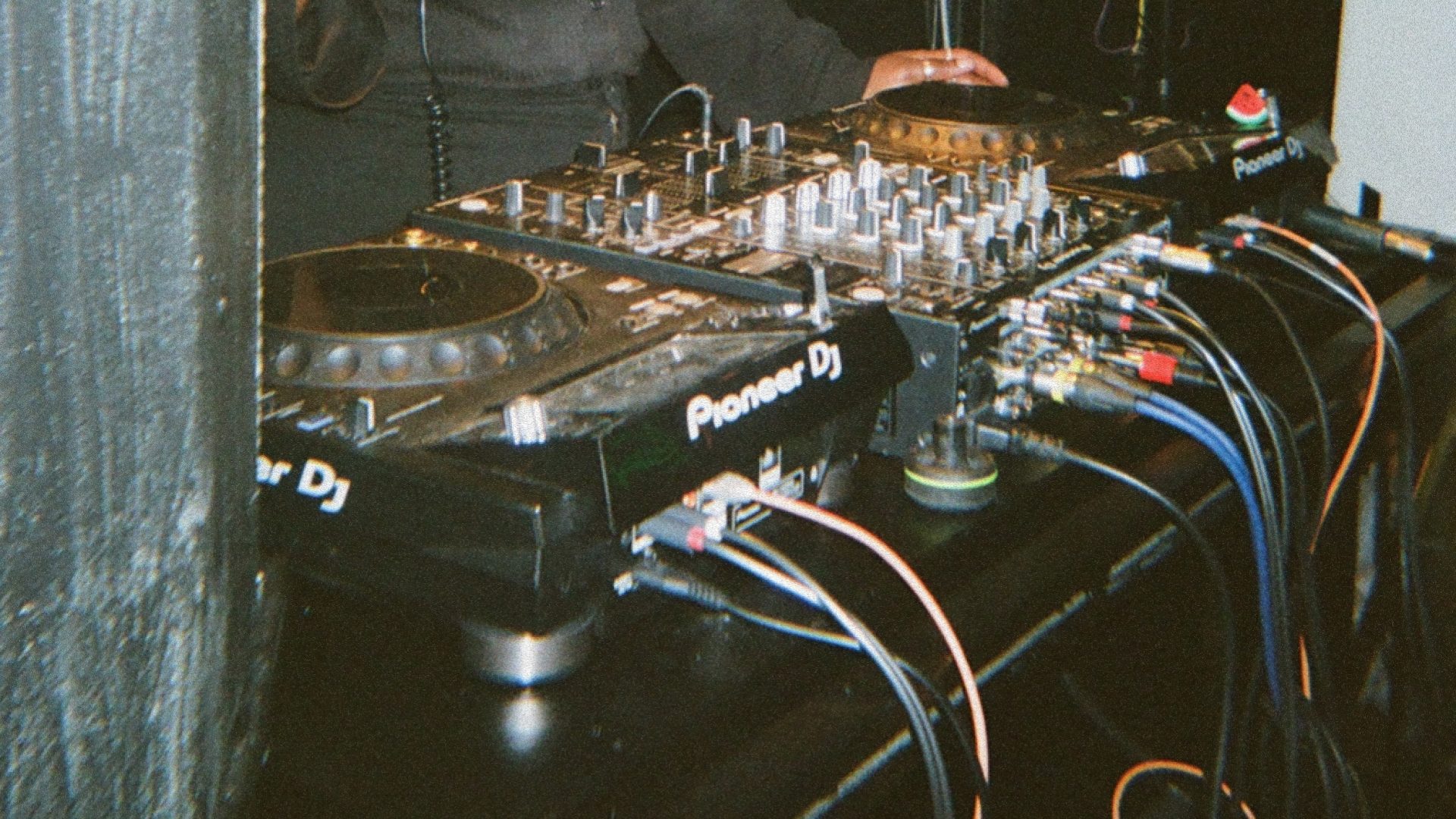How To Record Your DJ Mix: 6 Easy Ways Using Software, Gear, or Your Phone