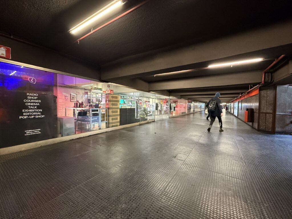 Linea's studio as Milan's underground passengers pass by. Photo credit: Cartella Stampa