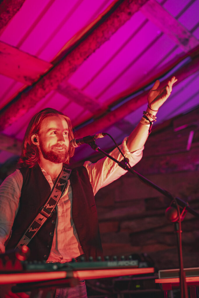 CAOIMHÍN performing live